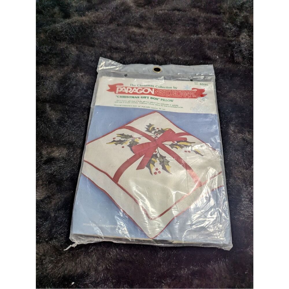 New Paragon Needlecraft Christmas gift box pillow holly poinsettia